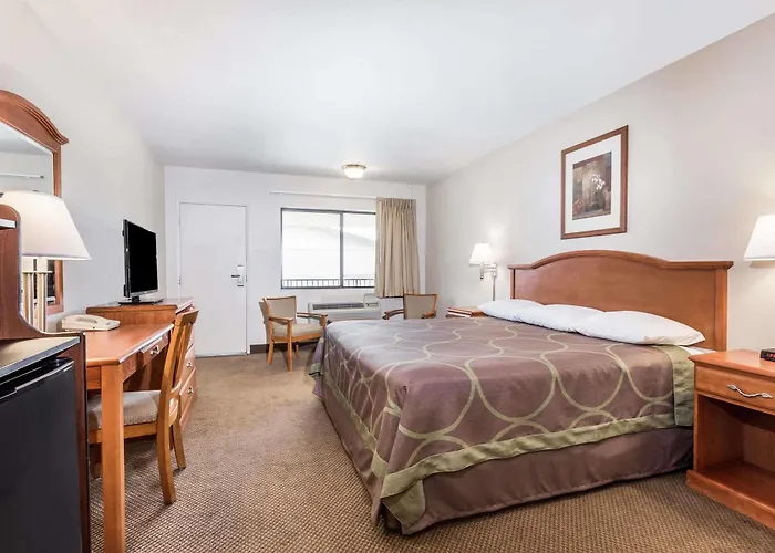 Super 8 By Wyndham Tempe/Asu/Airport Hotel